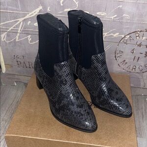 Trotters Black Textured Ankle Booties